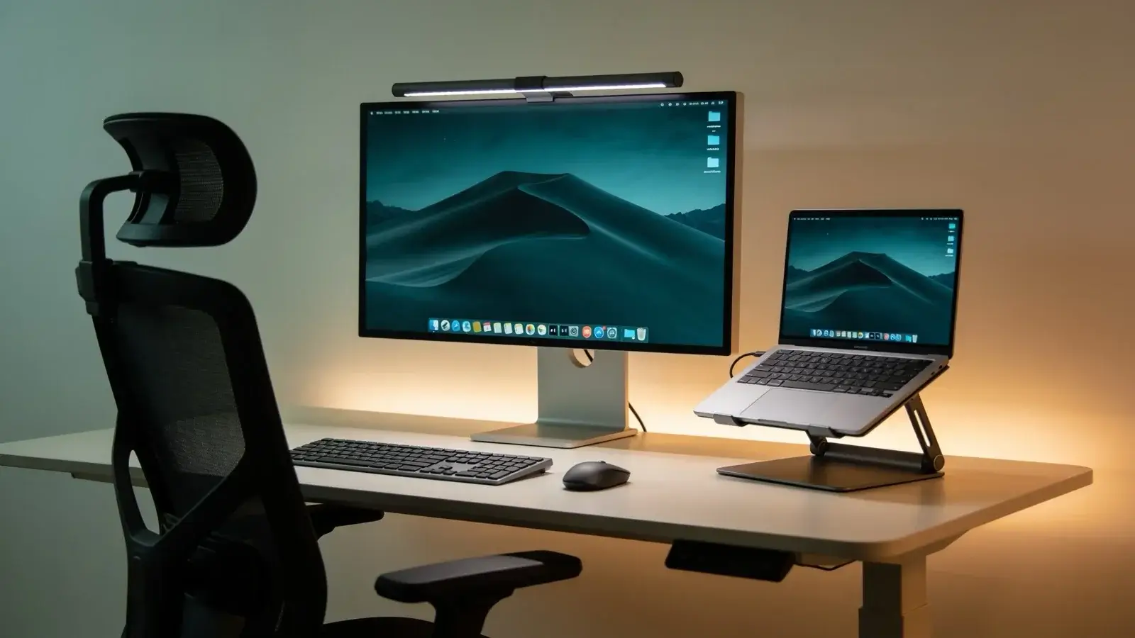 Ergonomicky nastavené pracovisko s monitorom vo výške očí a dobrým osvetlením